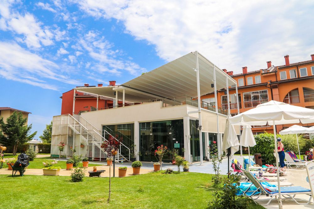 Под Наем тристаен апартамент на първа линия в Равда