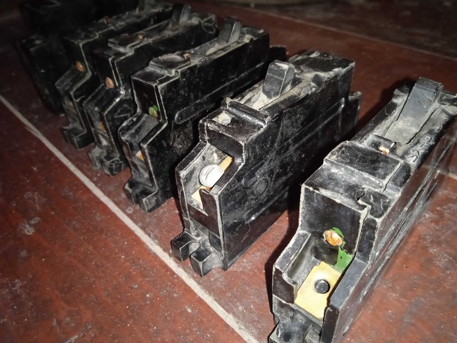 ПРОДАМ советские ЭЛЕКТРОСЧЕТЧИКИ! Б/у. Черные. 6 штук.Автоматы рабочие