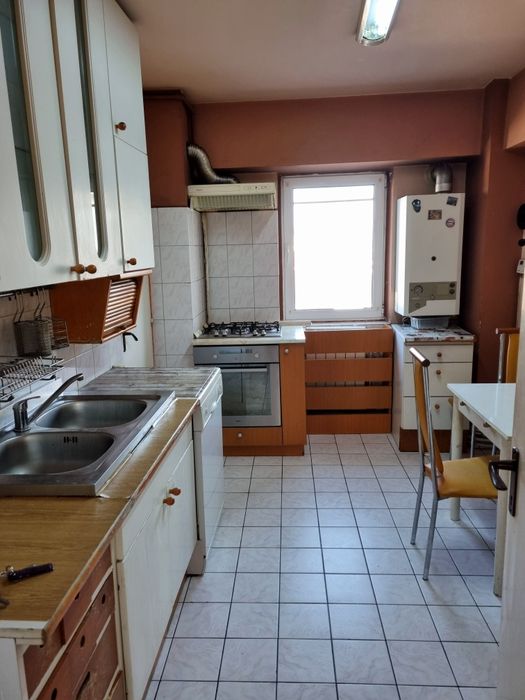 Vând apartament 4 cam, central, două băi et 3/4