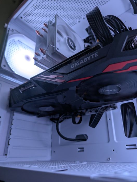 Sistem gaming Intel Xeon E5 2680 v4 14 core 32gb ddr4 RX Vega 56 8gb 5