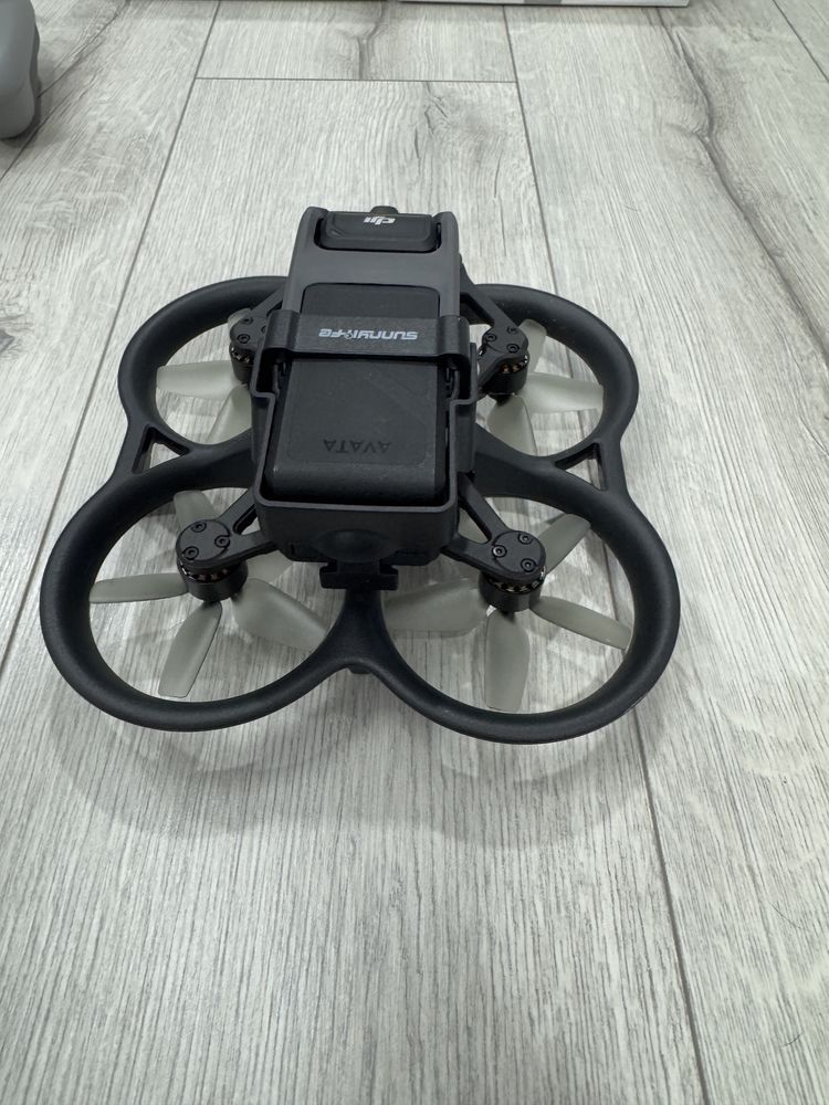 Продавам DJI Avata 1 + батерия + fpv controller