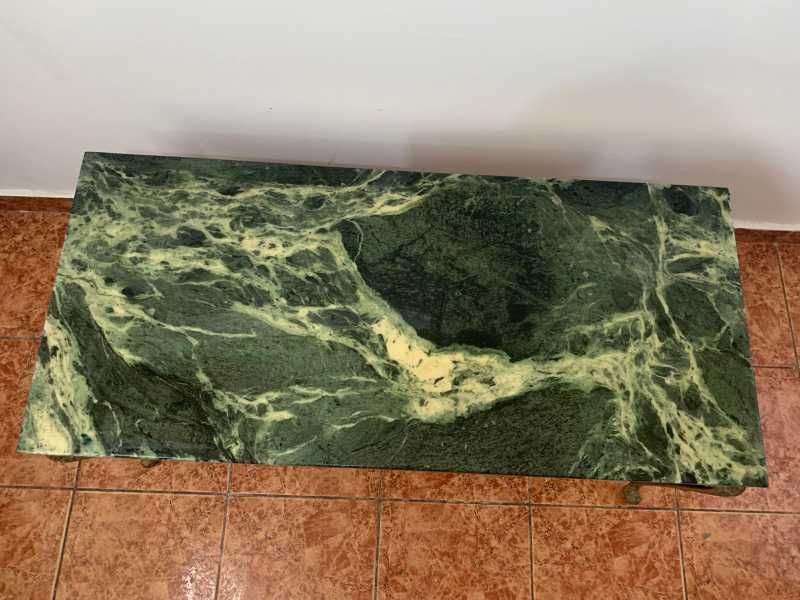 Masa decor living cu blat din marmura verde