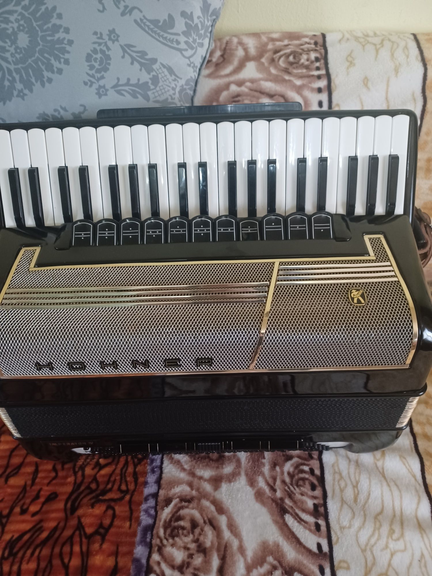 Acordeon profesional Hohner imperator cassoto 2+2...1500 euro negociab