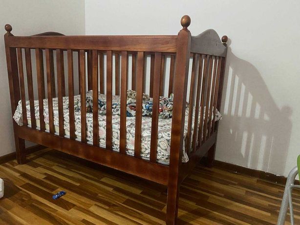 детская кроватка и детский стульчик