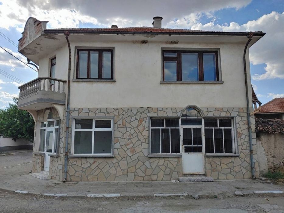 Масивна двуетажна къща в с. Дълбок извор, област Пловдив