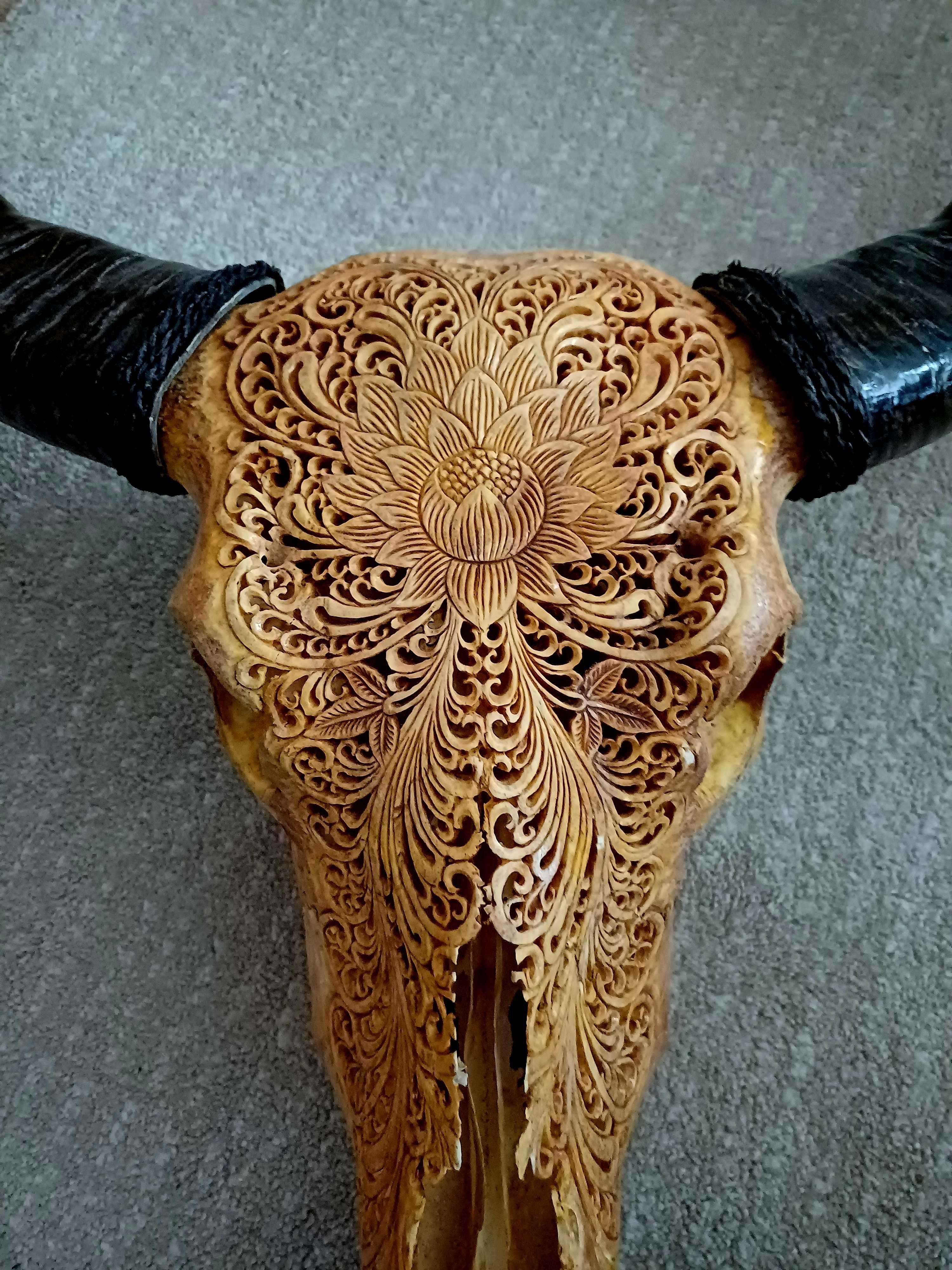 craniu de bivol cu coarne. decor de perete sculptat manual ,mandala.