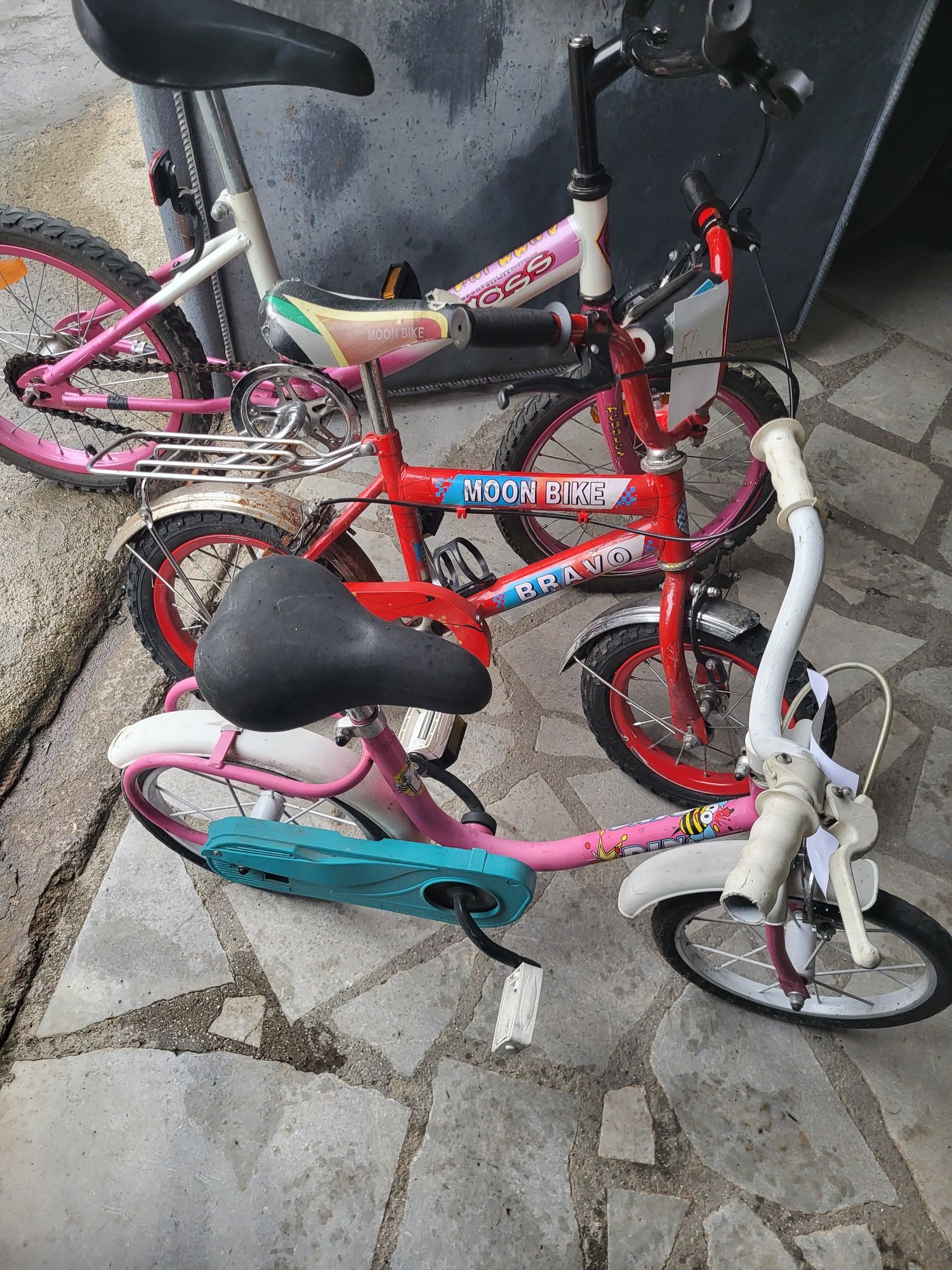Продавам три бр детски велосипеди