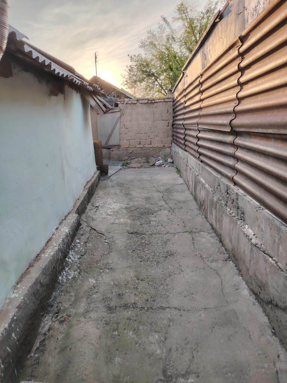 Продается жилой дом под бизнес. Дом расположен  вдоль дороги.