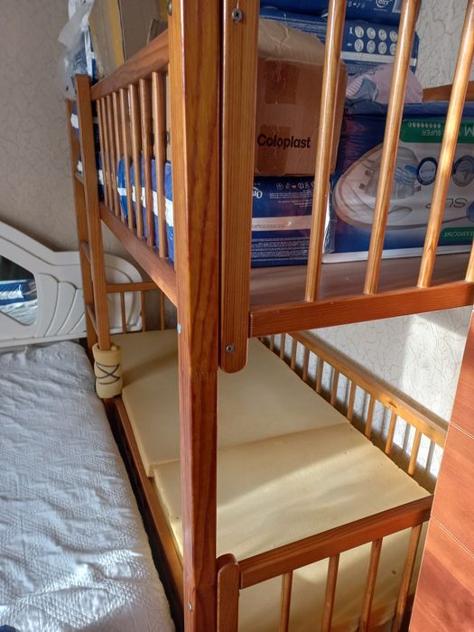 Двухярусная деревянная кровать