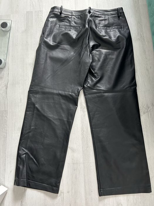 Pantaloni negri de piele