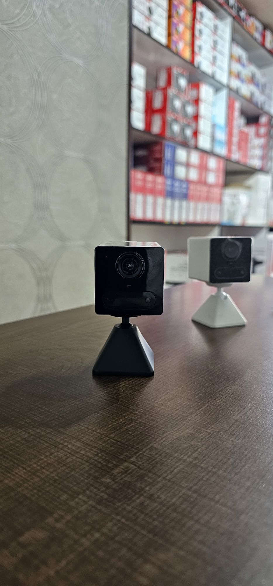 Kamera  Wi-Fi da ishlaydi uzini batarekasi bor smkartalik