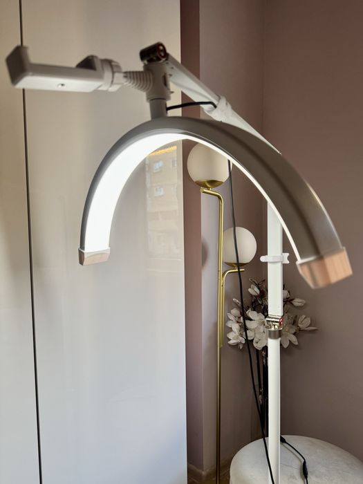 Lampa semiluna cu suport pentru telefon