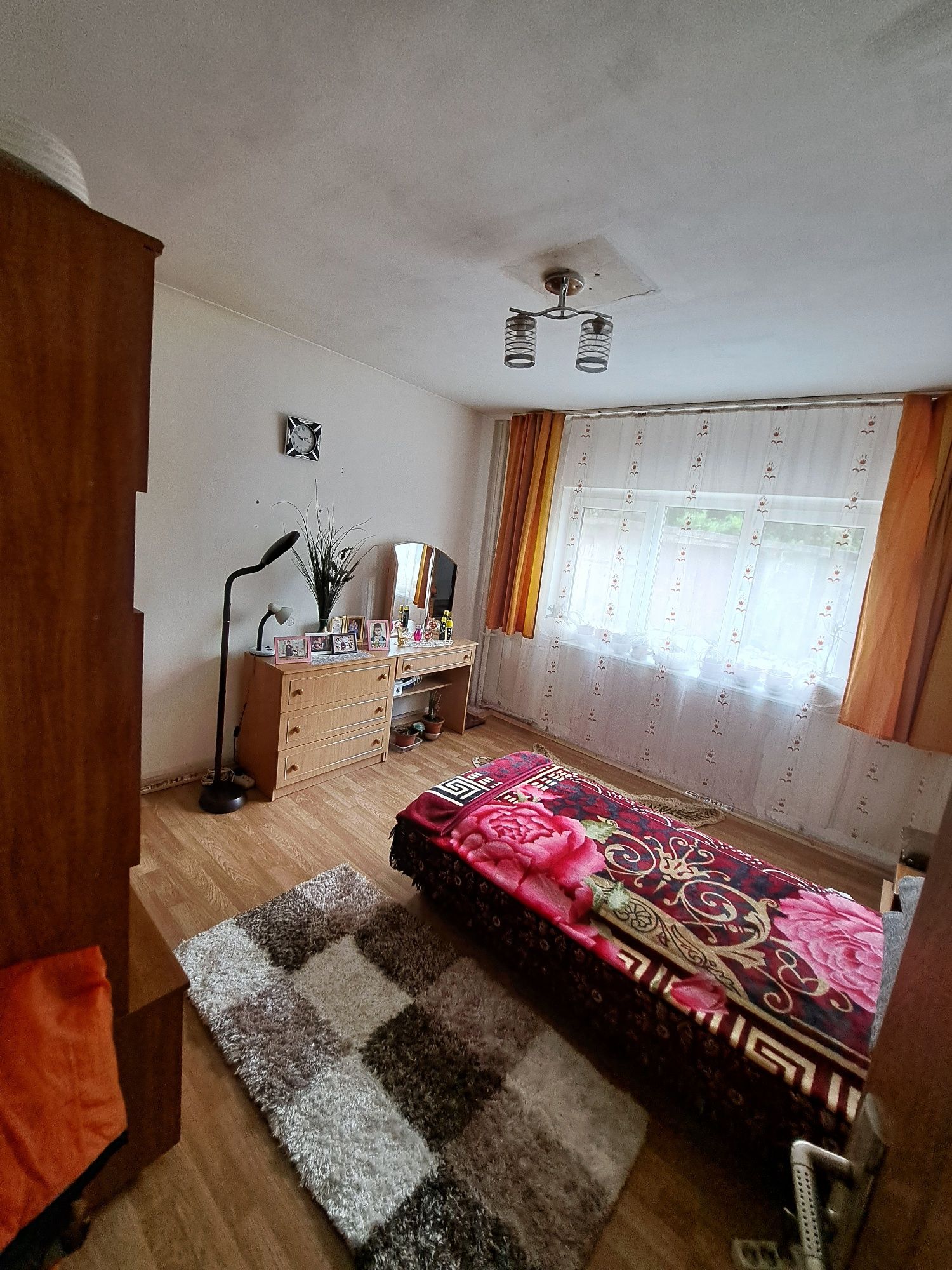 Vand apartament  cu 2 camere