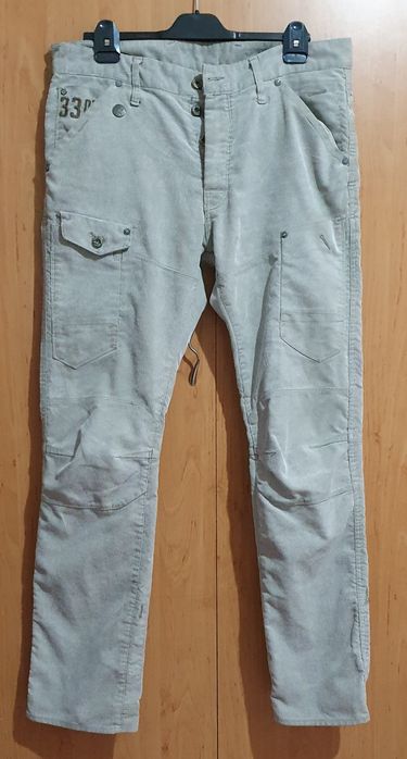 Vând pantaloni bărbați de catifea reiată bej.