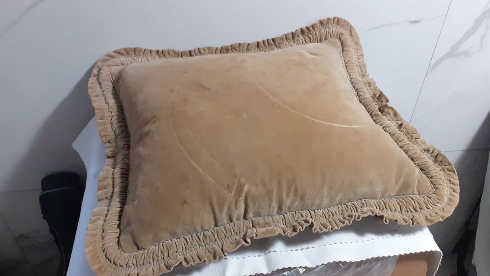 Perna veche decorativa, cusuta manual, tapiserie Origine Franta.