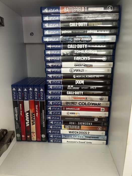 Vând playstation 4 pro, 1 terra împreuna cu cont și 50 de jocuri