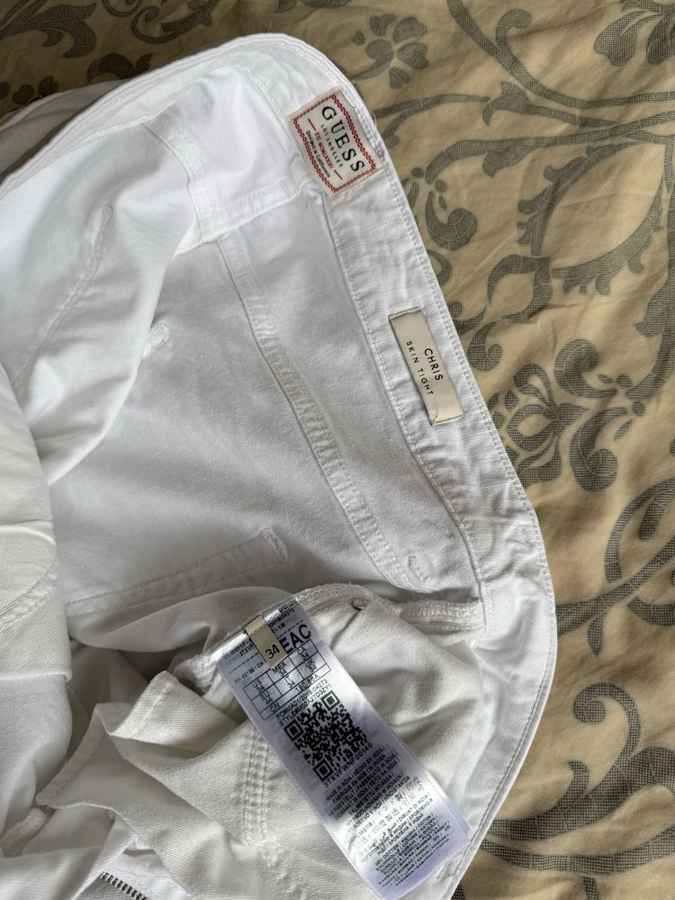 Vand pantaloni scurti Guess