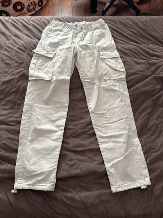 Бели каргота Bershka