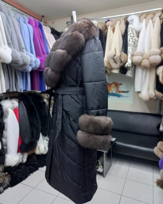 Geaca textilă cu guler și manșete din blană naturală de vulpe