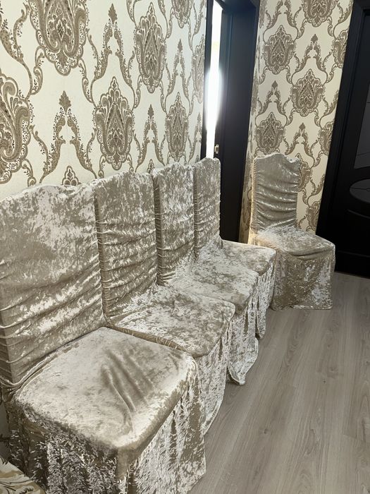 Продаются стулья 12 шт, вместе с чехлами