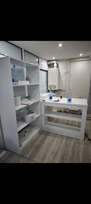 Rafturi magazin, aproape noi, impecabile