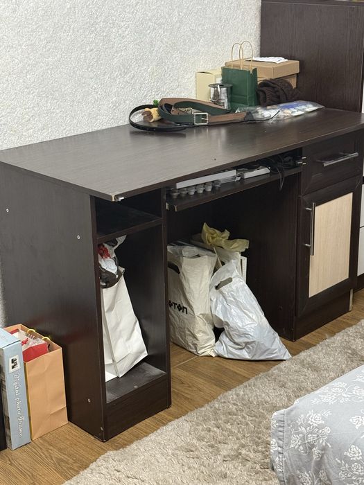 Компьютерный стол с полкой