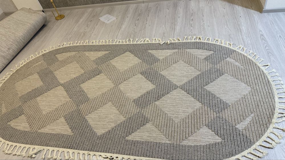 Yangi holatda dumaloq dekorativ gilam – sifatli, chiroyli dizayn