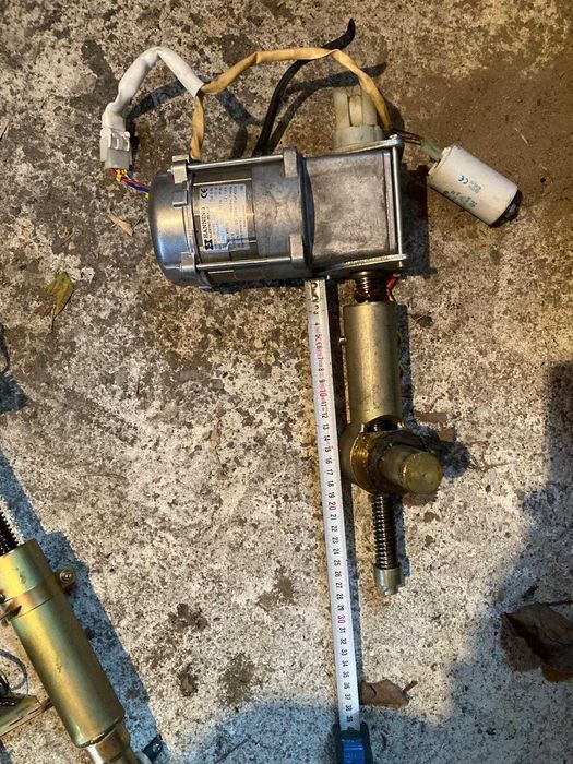 Motor cu reductor si surub cu piulita