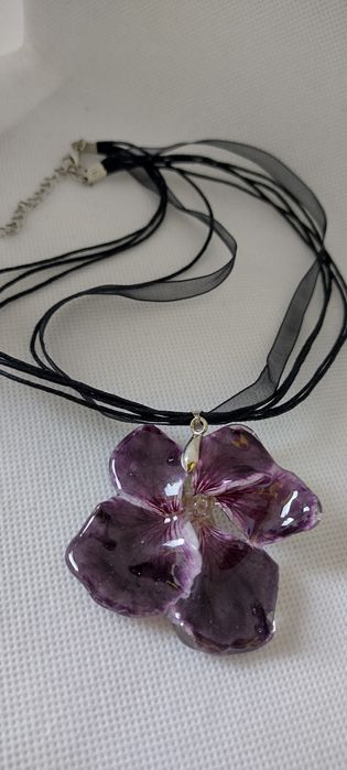 Колие с естествен цвят на Налба.  Дължината е максимално 23 см