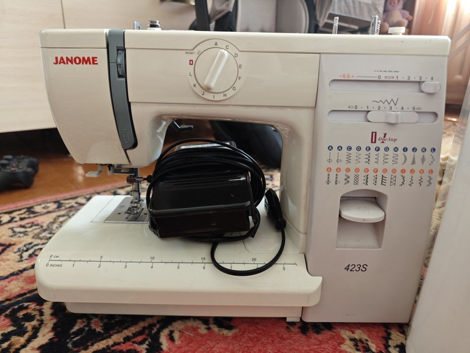 Продам швейную машинку Janome 423S