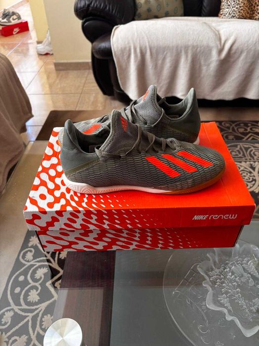 Adidasi Adidas de fotbal/ futsal, marimea 40