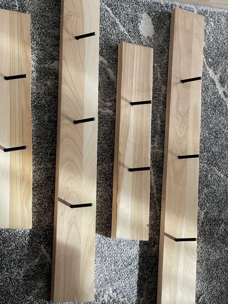 Cuier minimalist din lemn de cireș realizat manual