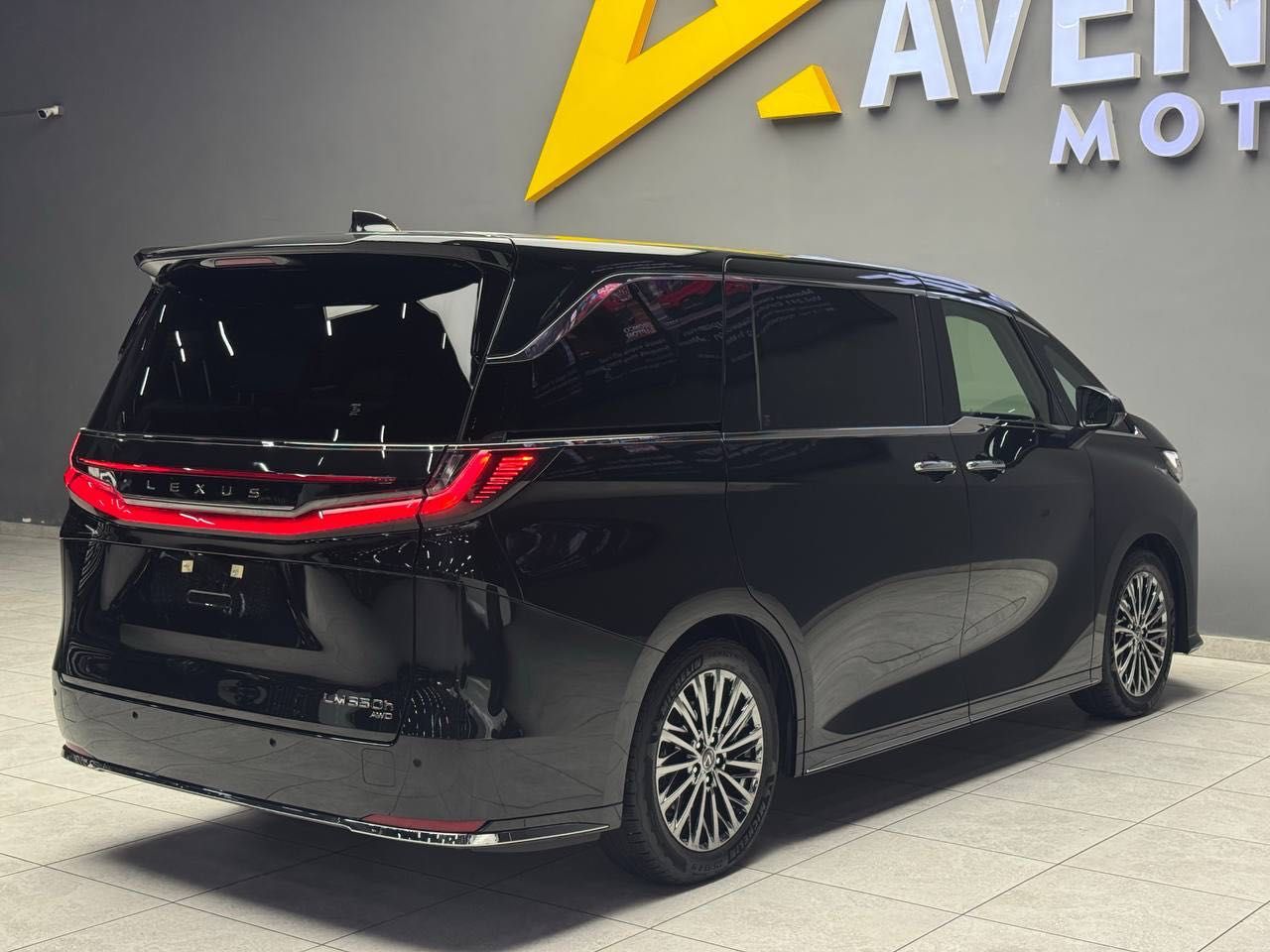 Продается абсолютно новый Lexus LM350h AWD