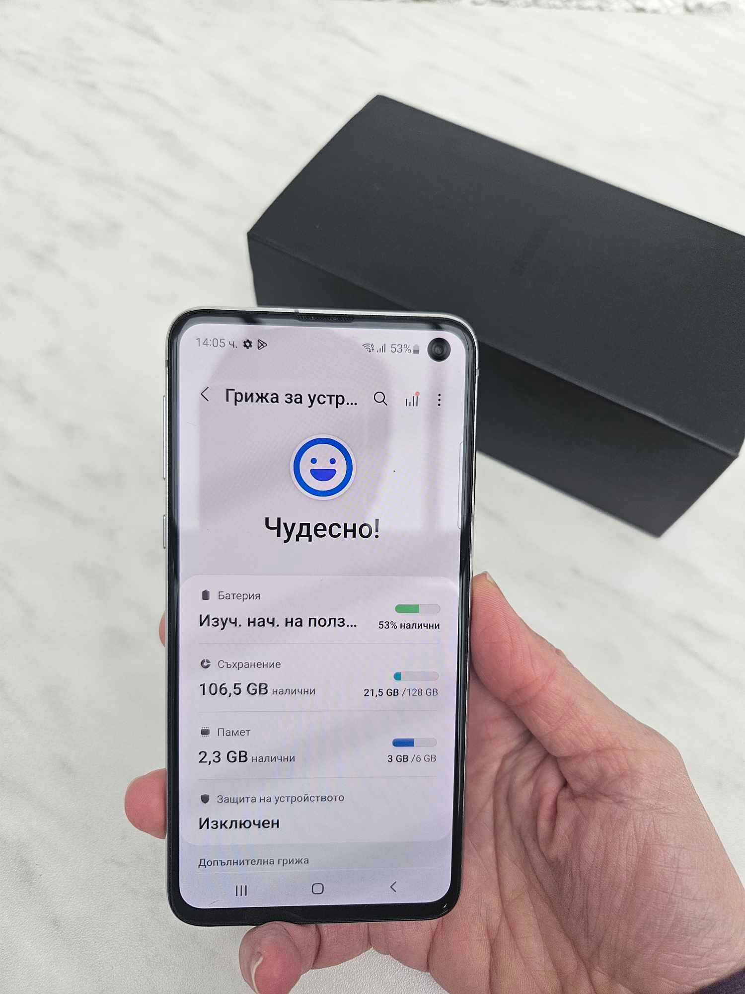 Samsung Galaxy S10e в комплект със зарядно + слушалки + нов протектор