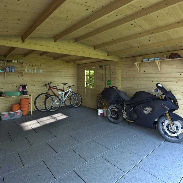 Дървен гараж с двукрила врата
