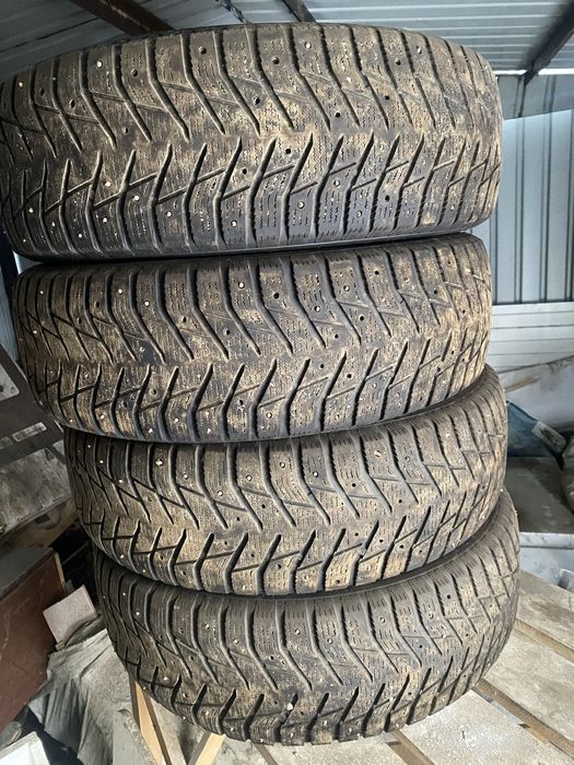 Продам зимнею шипованую резину 225/70/16