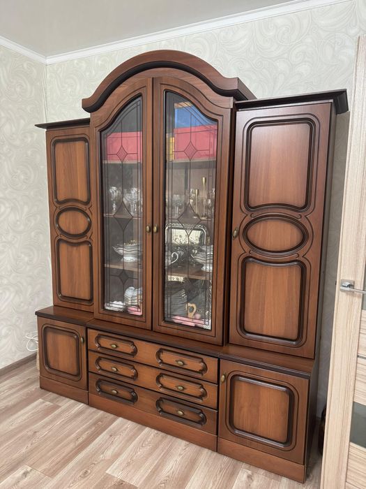 Продам сервант в отличном состояние