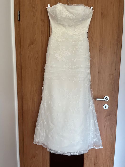 Класическа дизайнерска булчинска рокля с шлейф и було