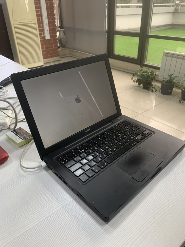 Продаю MacBook 2,1. В хорошем состоянии