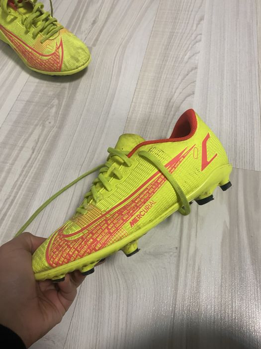Vand pereche de fotbal mercurial