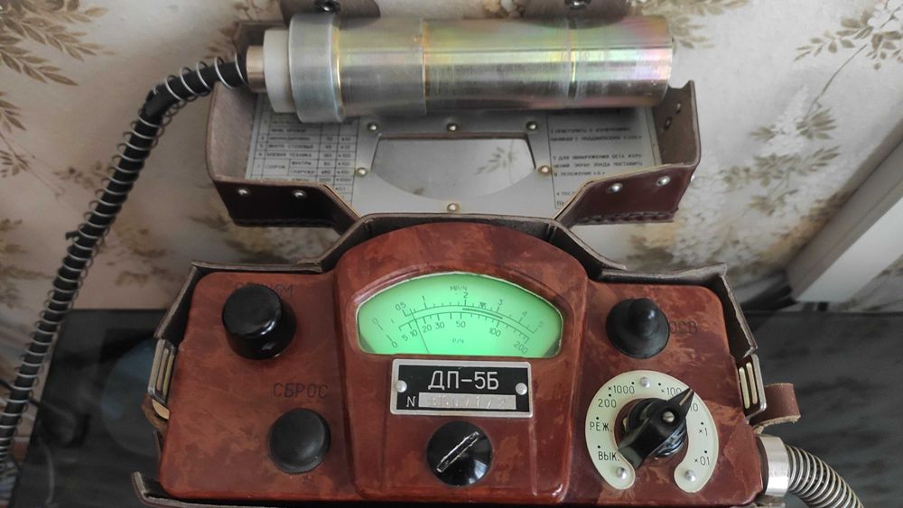 Дозиметр ДП-5Б - советского производства.