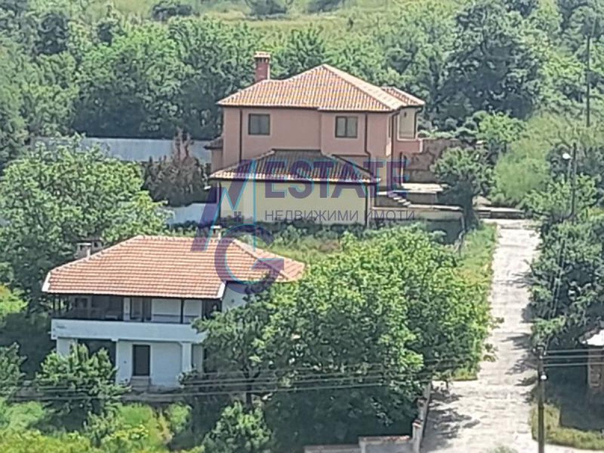 Двуетажна тухлена къща в китното село Проход