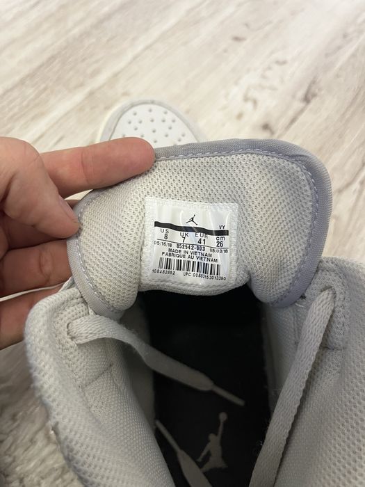 Air Jordan Retro 1 Mid Light Bone Grey