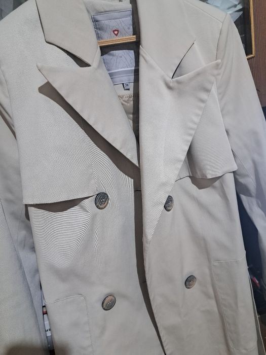 Качественный плотный плащ