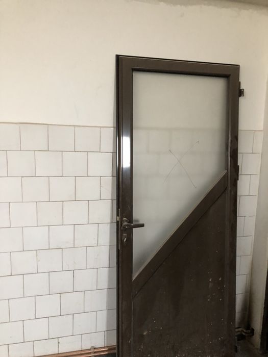 Vând usa  aluminiu fără toc