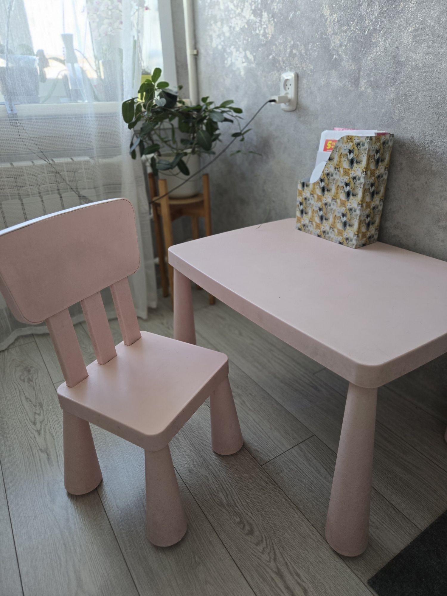 Продаётся детский стол со стулом IKEA