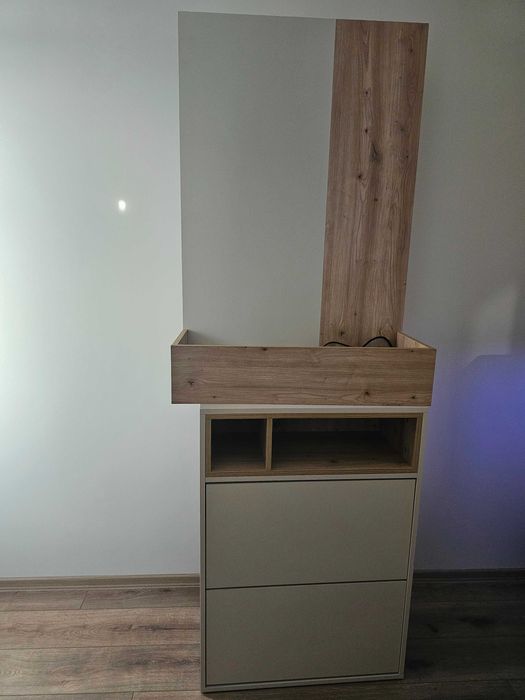 Шкаф за обувки и закачалка.