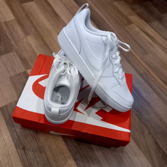 Спортни обувки. Нови, йе са носени.