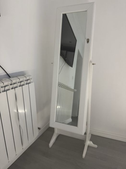 Oglinda cu dulap pentru bijuterii si accesorii, alba, elegantă