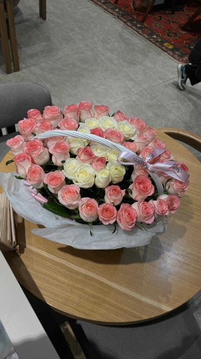 Цветы в корзине с инициалом с